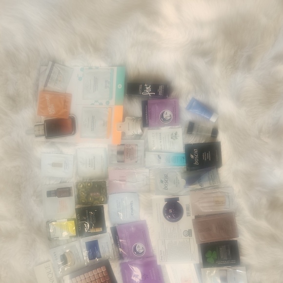 Cosmetic samples 50+ with some being deluxe with makeup bag - Picture 4 of 5